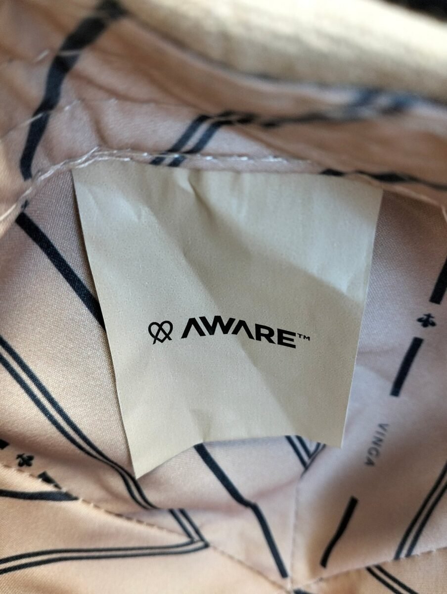 Czapka z daszkiem Aware, zbliżenie na detale i metki 2