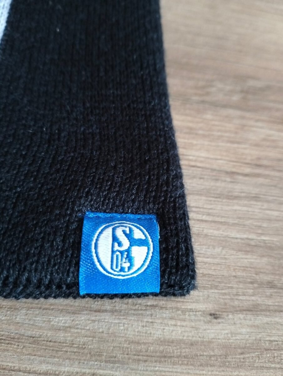 Czapka zimowa Schalke 04, zbliżenie na detale i metki 1