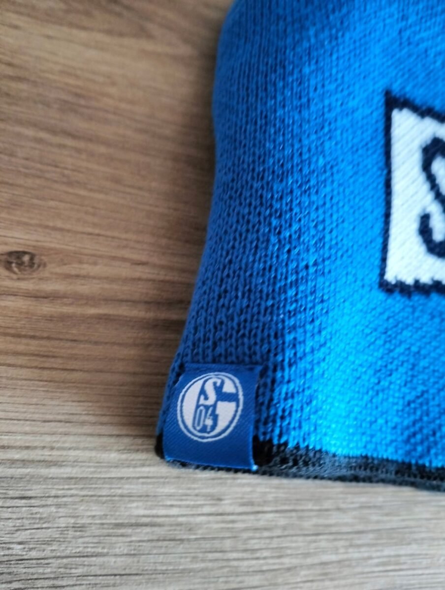 Czapka zimowa Schalke 04, zbliżenie na detale i metki 3