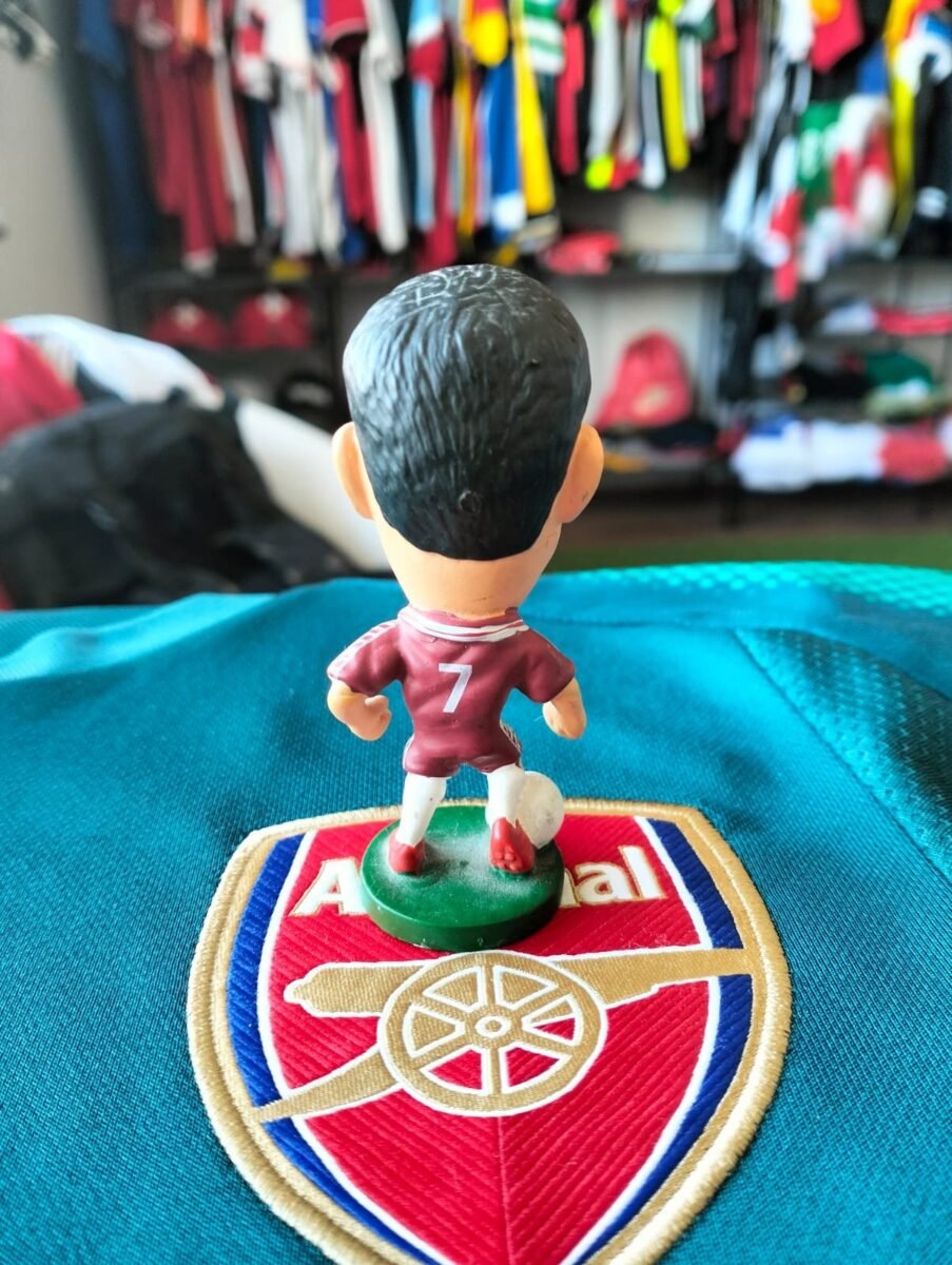 Figurka kolekcjonerska Corinthian 1997 - Robert Pirès z kartą kolekcjonerską 6
