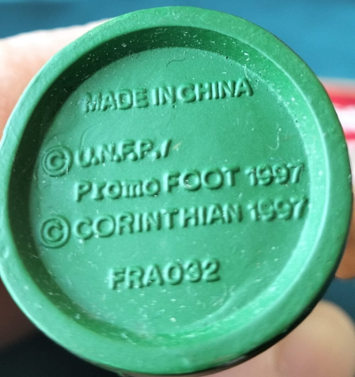 Figurka kolekcjonerska Corinthian 1997 - Robert Pirès z kartą kolekcjonerską, zbliżenie na detale i metki 4