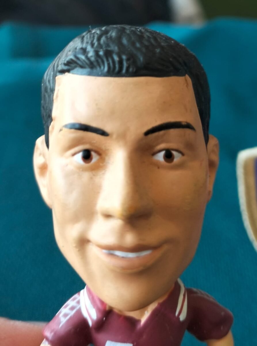 Figurka kolekcjonerska Corinthian 1997 - Robert Pirès z kartą kolekcjonerską 3