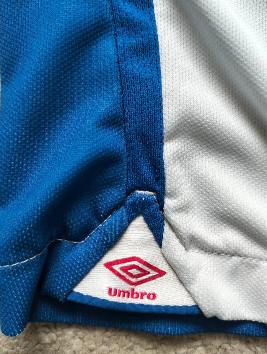 Koszulka Blackburn Rovers 2010/11 domowa z długim rękawem Umbro, zbliżenie na detale i metki 1