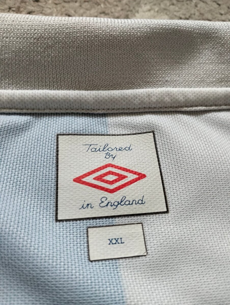 Koszulka Blackburn Rovers 2010/11 domowa z długim rękawem Umbro, zbliżenie na detale i metki 2