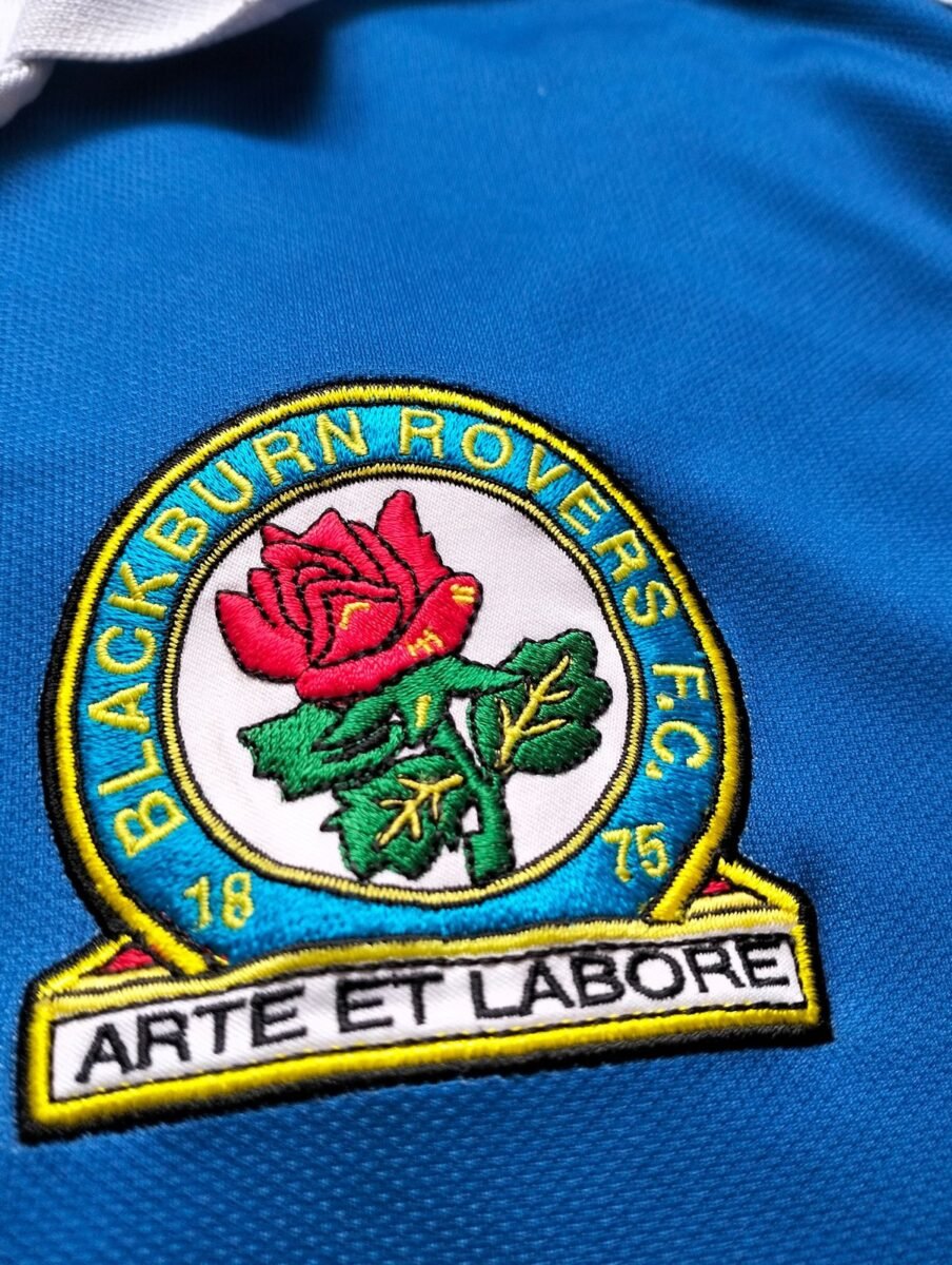Koszulka Blackburn Rovers 2010/11 domowa z długim rękawem Umbro, zbliżenie na detale i metki 3