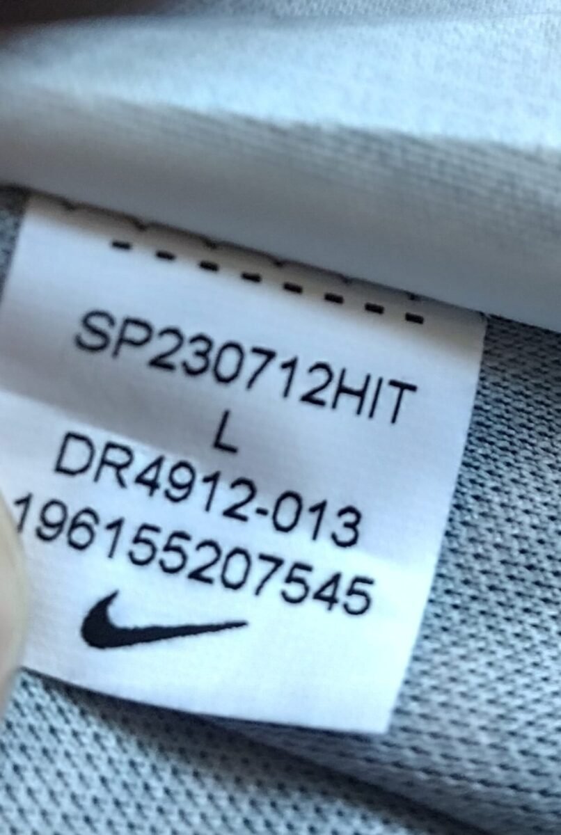 Koszulka damska Liverpool FC 2023/24 treningowa Nike, zbliżenie na detale i metki 1