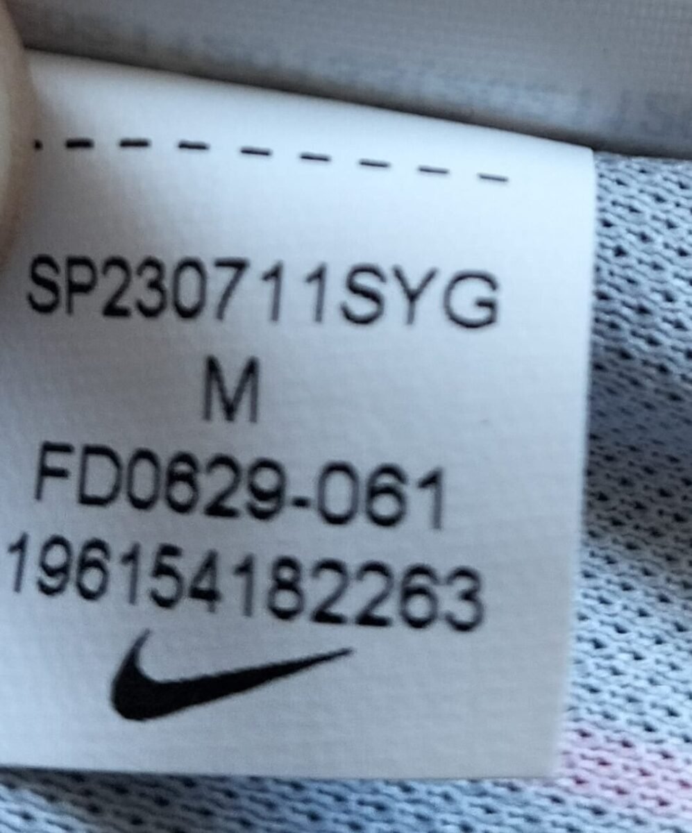 Koszulka damska Liverpool FC 2023/24 treningowa Nike x LeBron James, zbliżenie na detale i metki 1