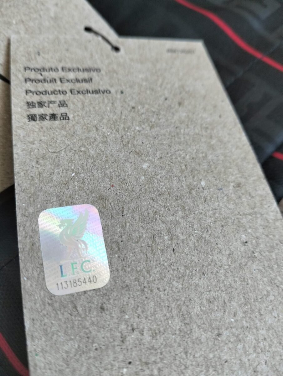 Koszulka damska Liverpool FC 2023/24 treningowa Nike x LeBron James, zbliżenie na detale i metki 5