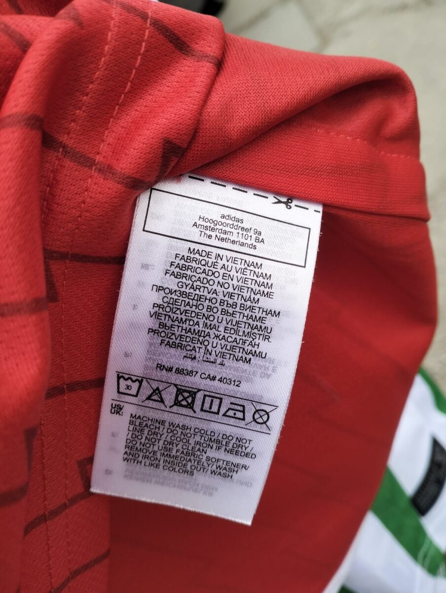 Koszulka dziecięca Arsenal 2024/25 domowa Adidas, zbliżenie na detale i metki 2