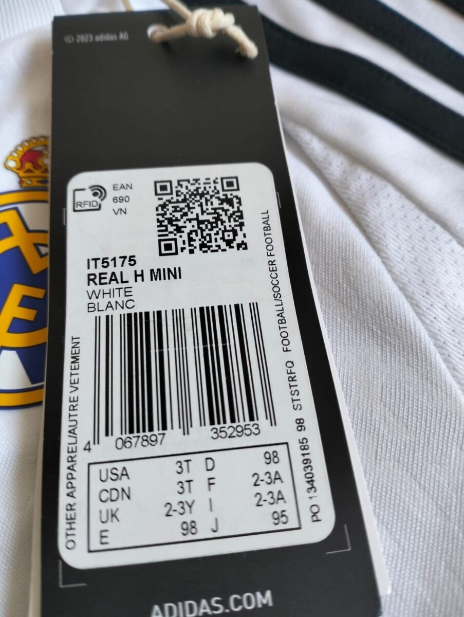 Koszulka dziecięca Real Madryt 2024/25 domowa Adidas (98 cm), zbliżenie na detale i metki 6