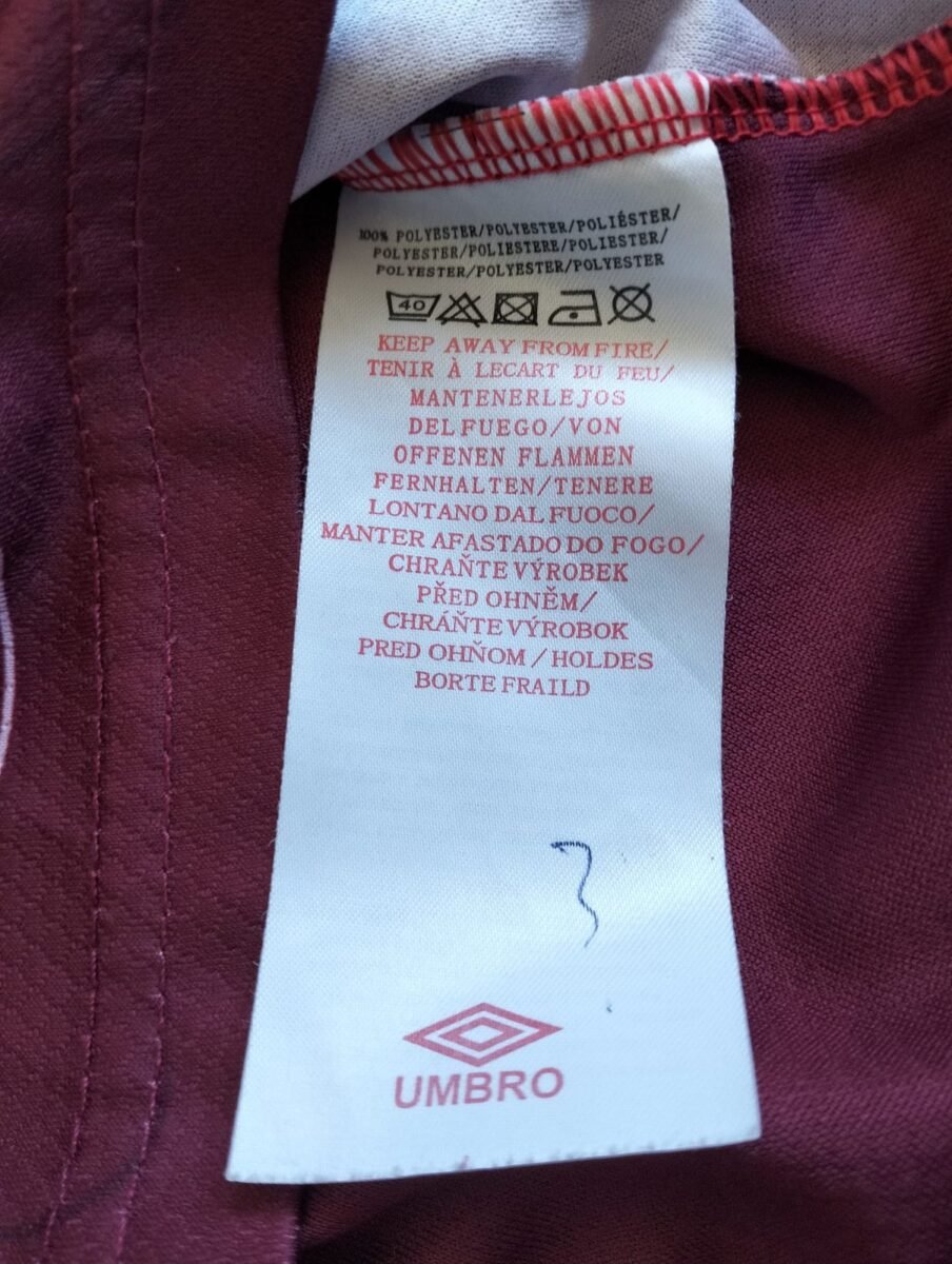 Koszulka dziecięca West Ham United 2023/24 domowa Umbro, zbliżenie na detale i metki 1