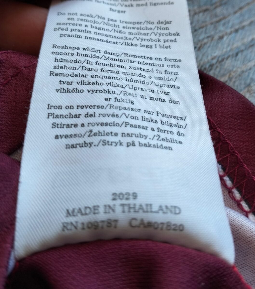 Koszulka dziecięca West Ham United 2023/24 domowa Umbro, zbliżenie na detale i metki 2