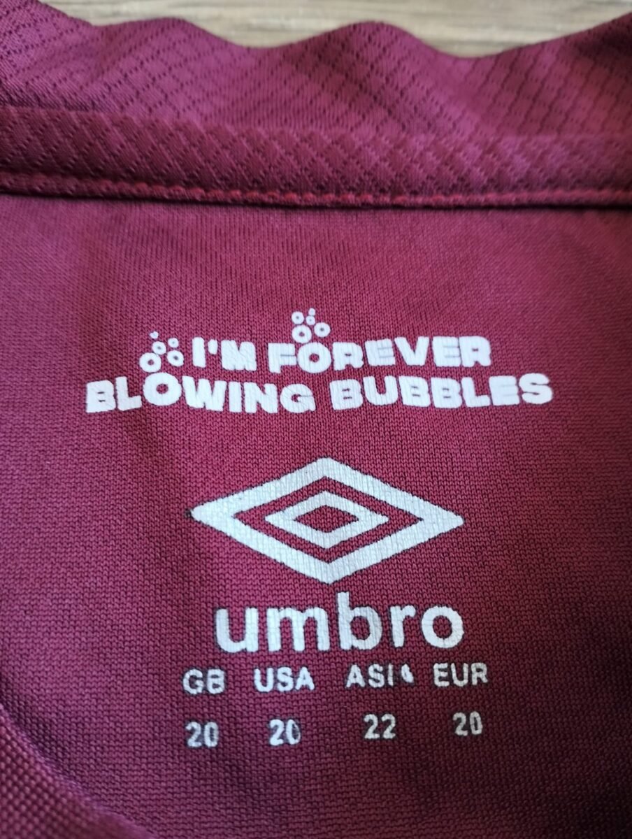 Koszulka dziecięca West Ham United 2023/24 domowa Umbro, zbliżenie na detale i metki 3