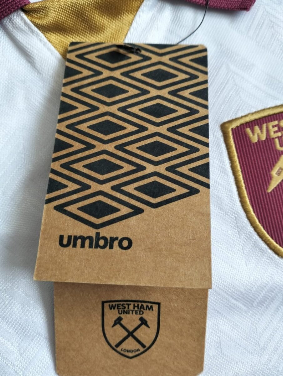 Koszulka dziecięca West Ham United 2024/25 trzecia z długim rękawem Umbro, zbliżenie na detale i metki 2