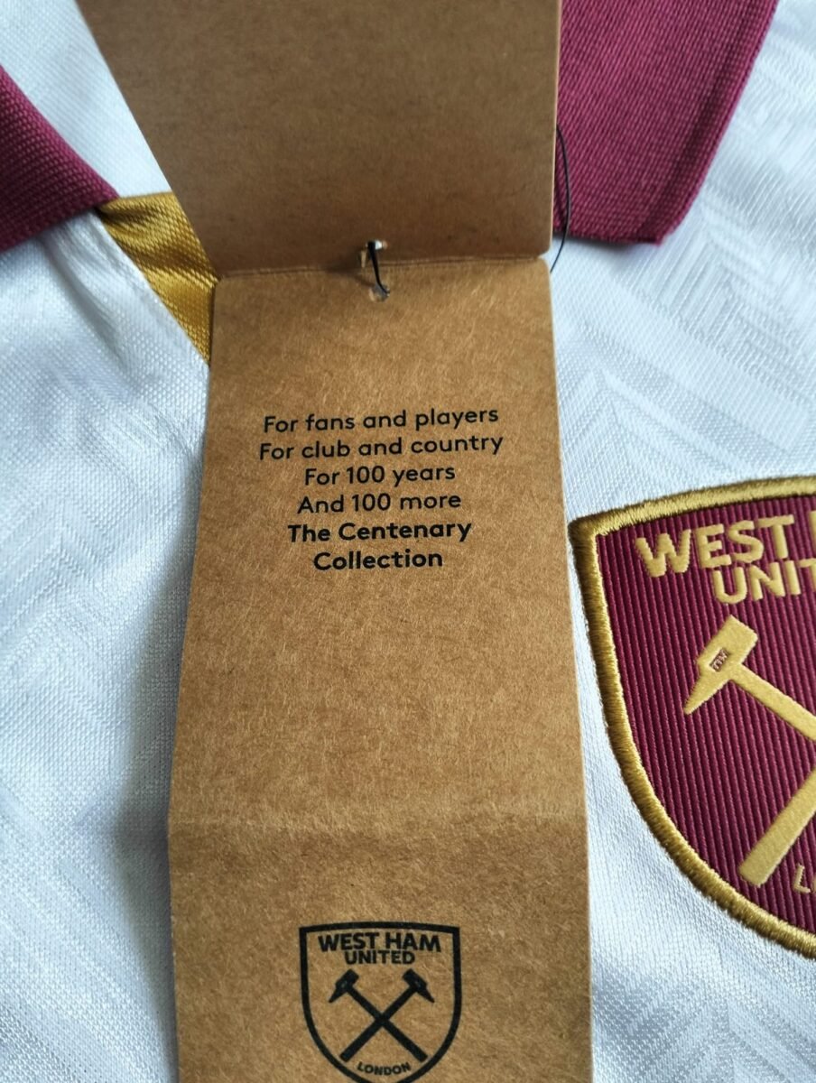 Koszulka dziecięca West Ham United 2024/25 trzecia z długim rękawem Umbro, zbliżenie na detale i metki 3