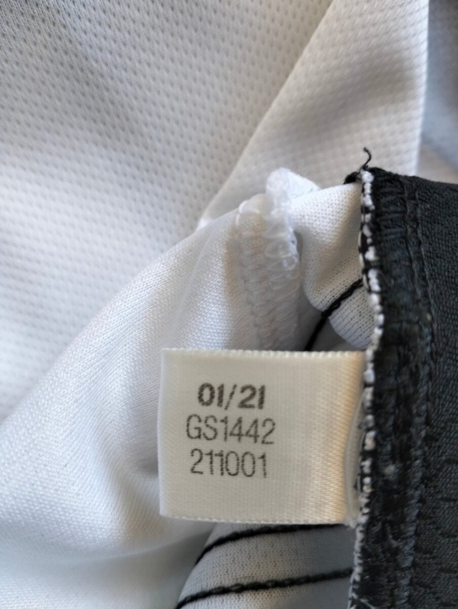 Juventus 2021/22 Adidas home shirt, close-up of details and tags 1