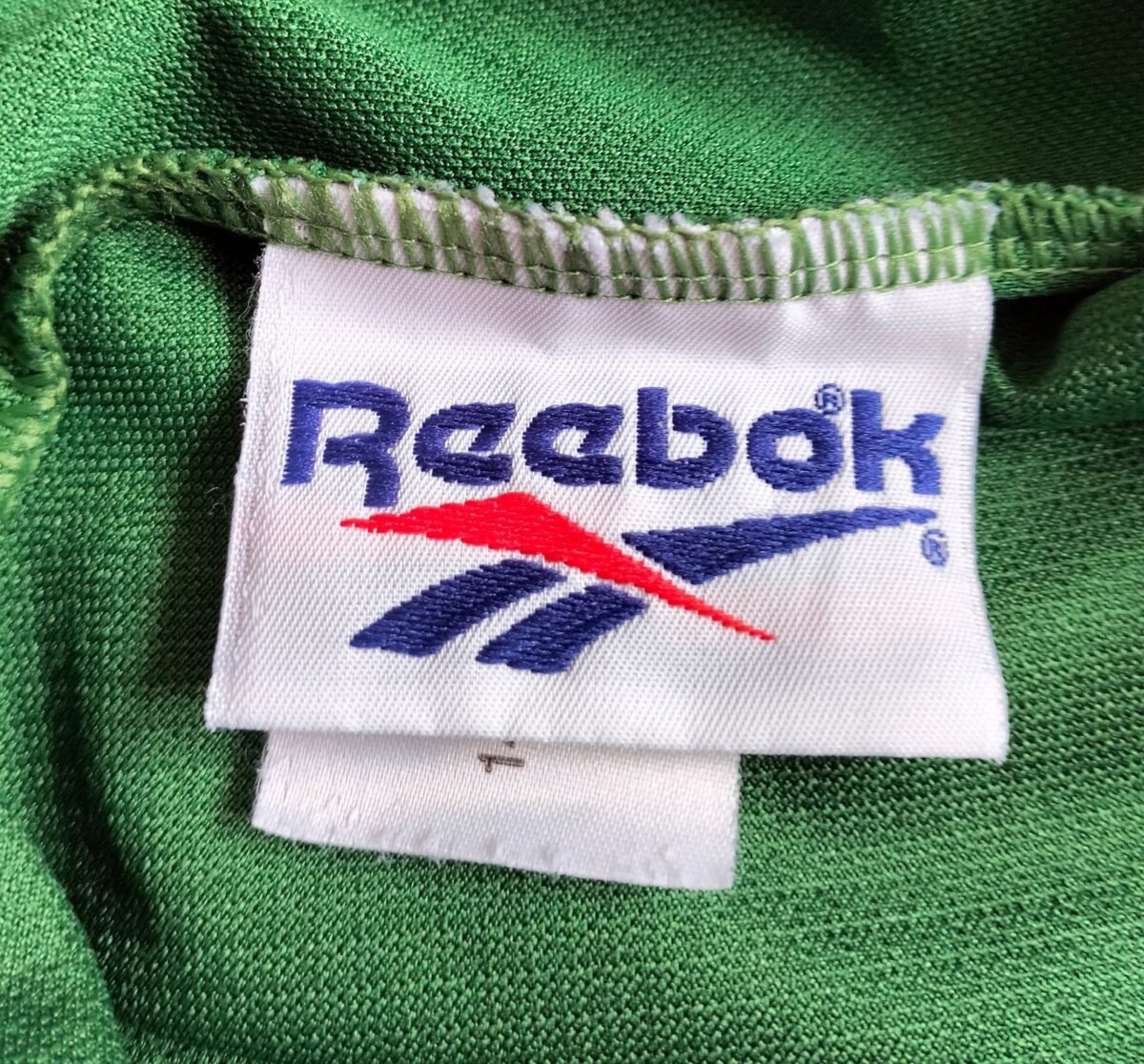 Liverpool FC 1996/97 Reebok goalkeeper shirt, close-up of details and tags 3