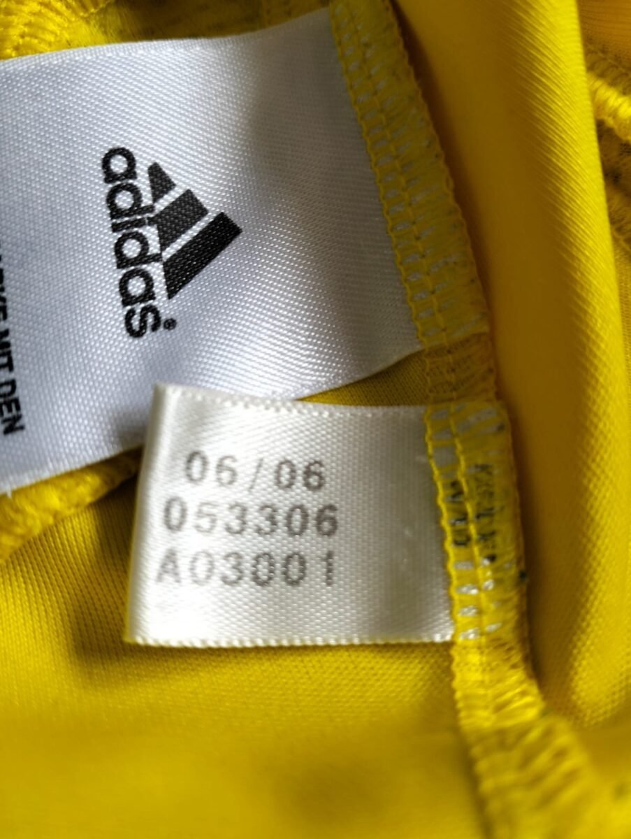 Koszulka Liverpool FC 2006/07 wyjazdowa Adidas, zbliżenie na detale i metki 1