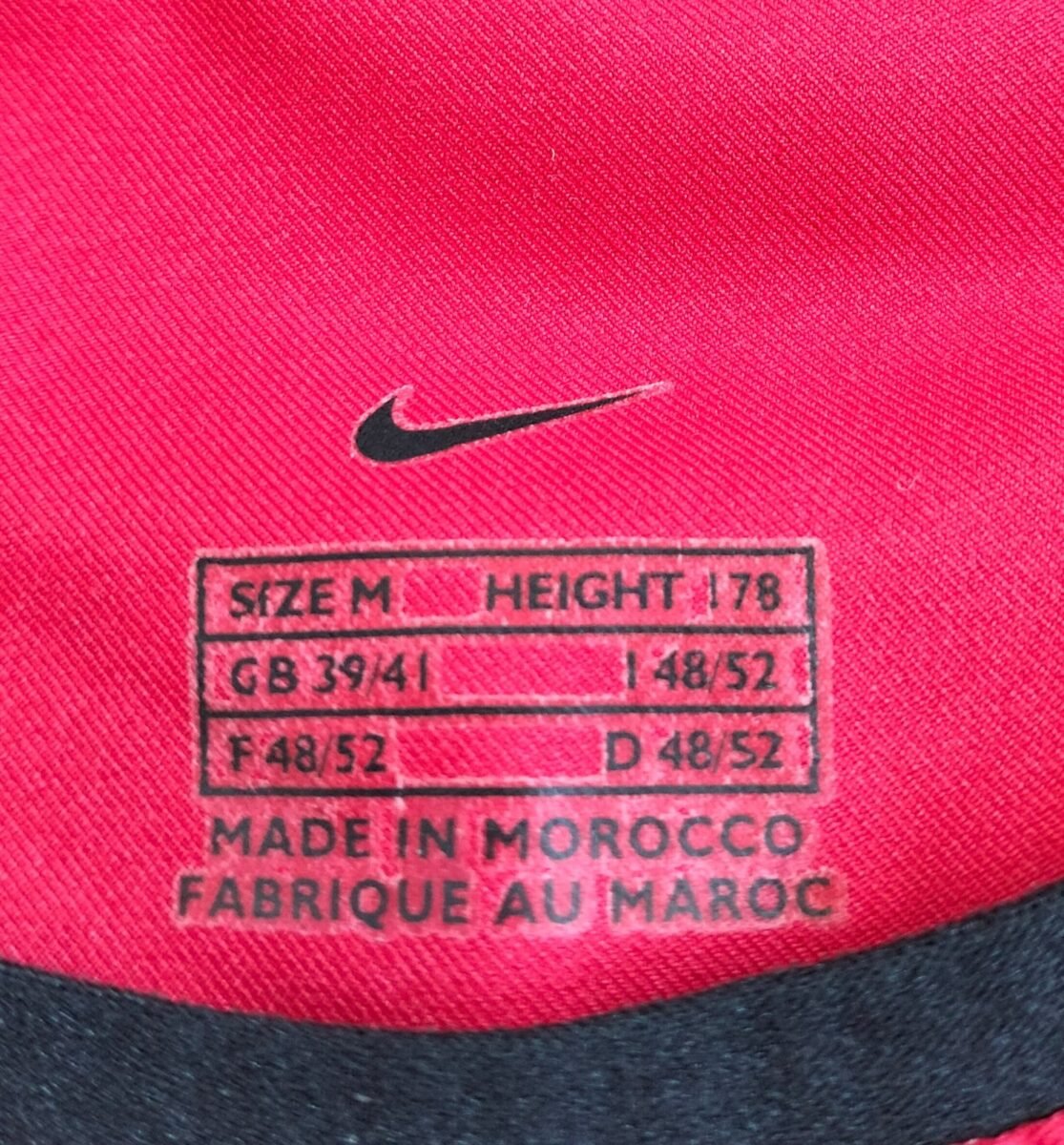 Koszulka Manchester United 2002-2004 domowa Nike - Nicky Butt, zbliżenie na detale i metki 3