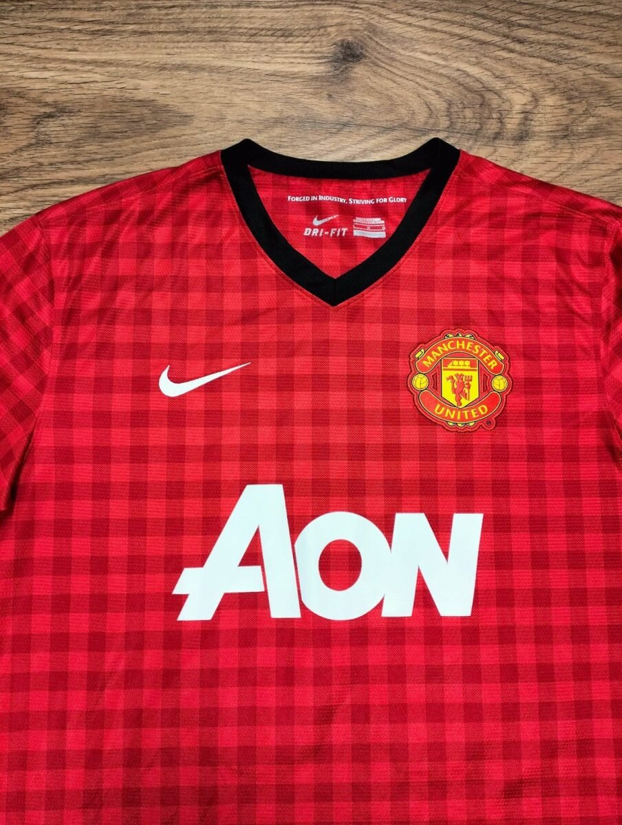 Manchester United 2012/13 Nike shirt - Robin van Persie, close-up of details and tags 1