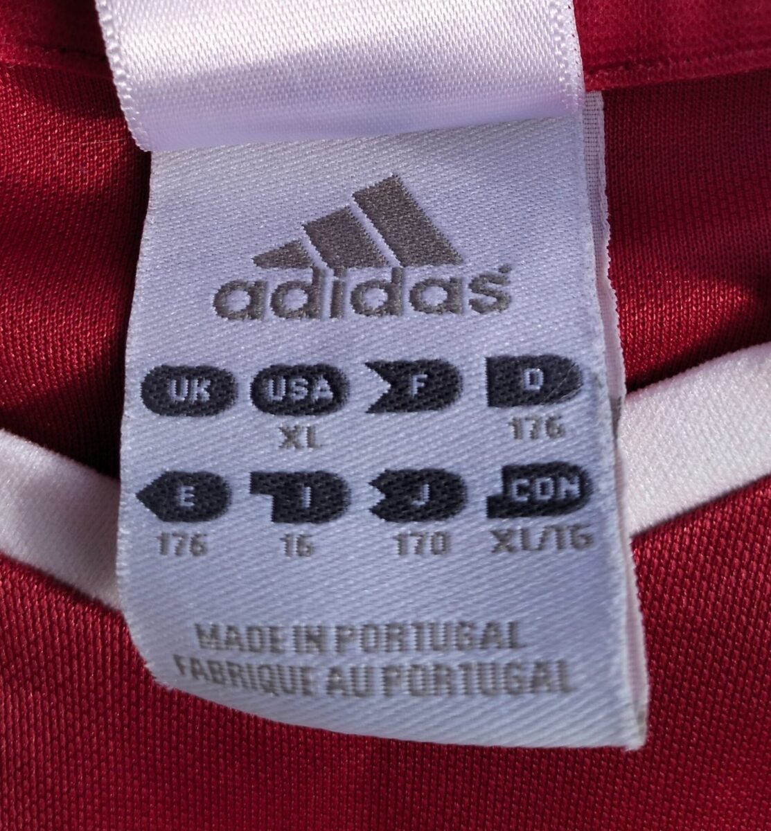 Koszulka młodzieżowa Bayern Monachium 2003/04 domowa Adidas, zbliżenie na detale i metki 1