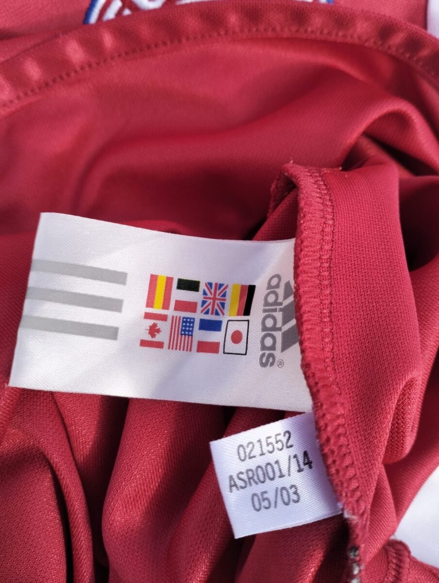 Koszulka młodzieżowa Bayern Monachium 2003/04 domowa Adidas, zbliżenie na detale i metki 2
