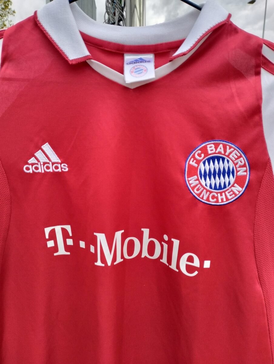 Koszulka młodzieżowa Bayern Monachium 2003/04 domowa Adidas, zbliżenie na detale i metki 3