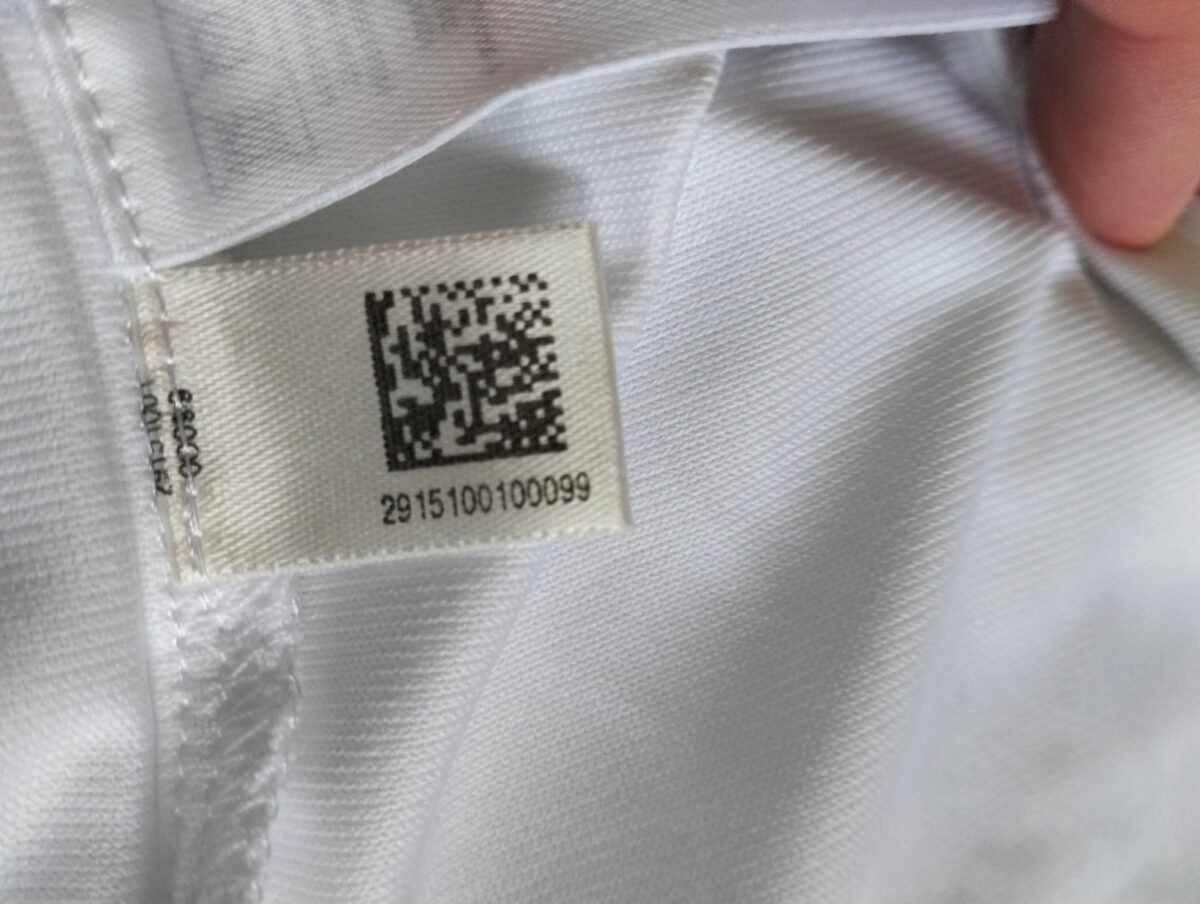Real Madrid 2005/06 Adidas home shirt, close-up of details and tags 2