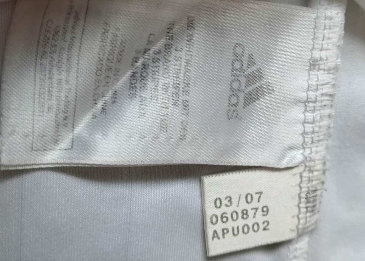 Koszulka Real Madryt 2006/07 domowa Adidas (drugi egzemplarz), zbliżenie na detale i metki 1