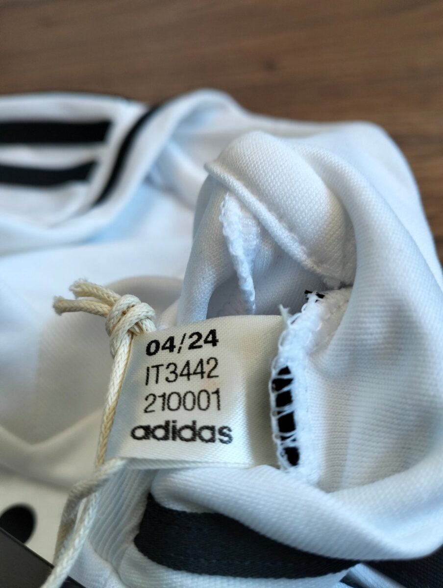Koszulka Real Madryt 2024/25 domowa z długim rękawem Adidas, zbliżenie na detale i metki 1