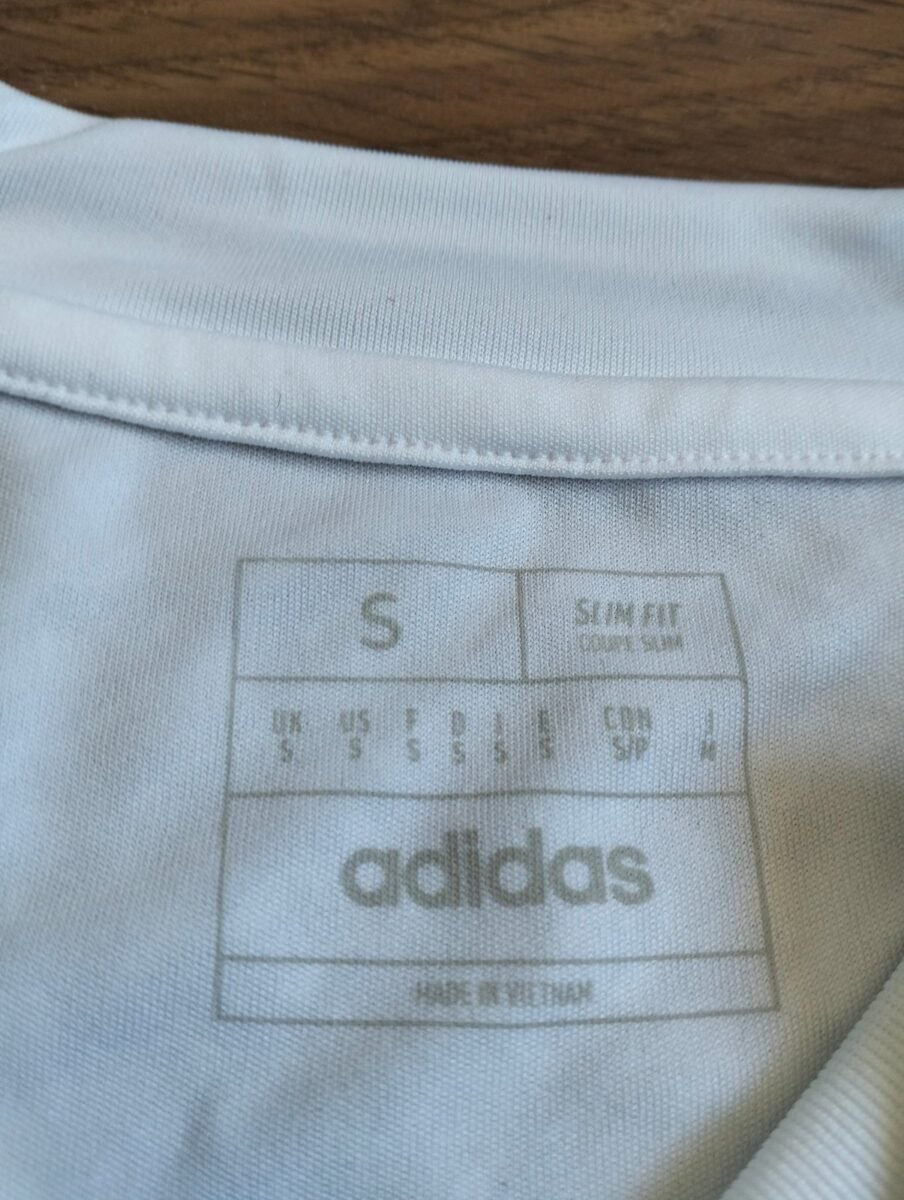 Koszulka Real Madryt 2024/25 domowa z długim rękawem Adidas, zbliżenie na detale i metki 3