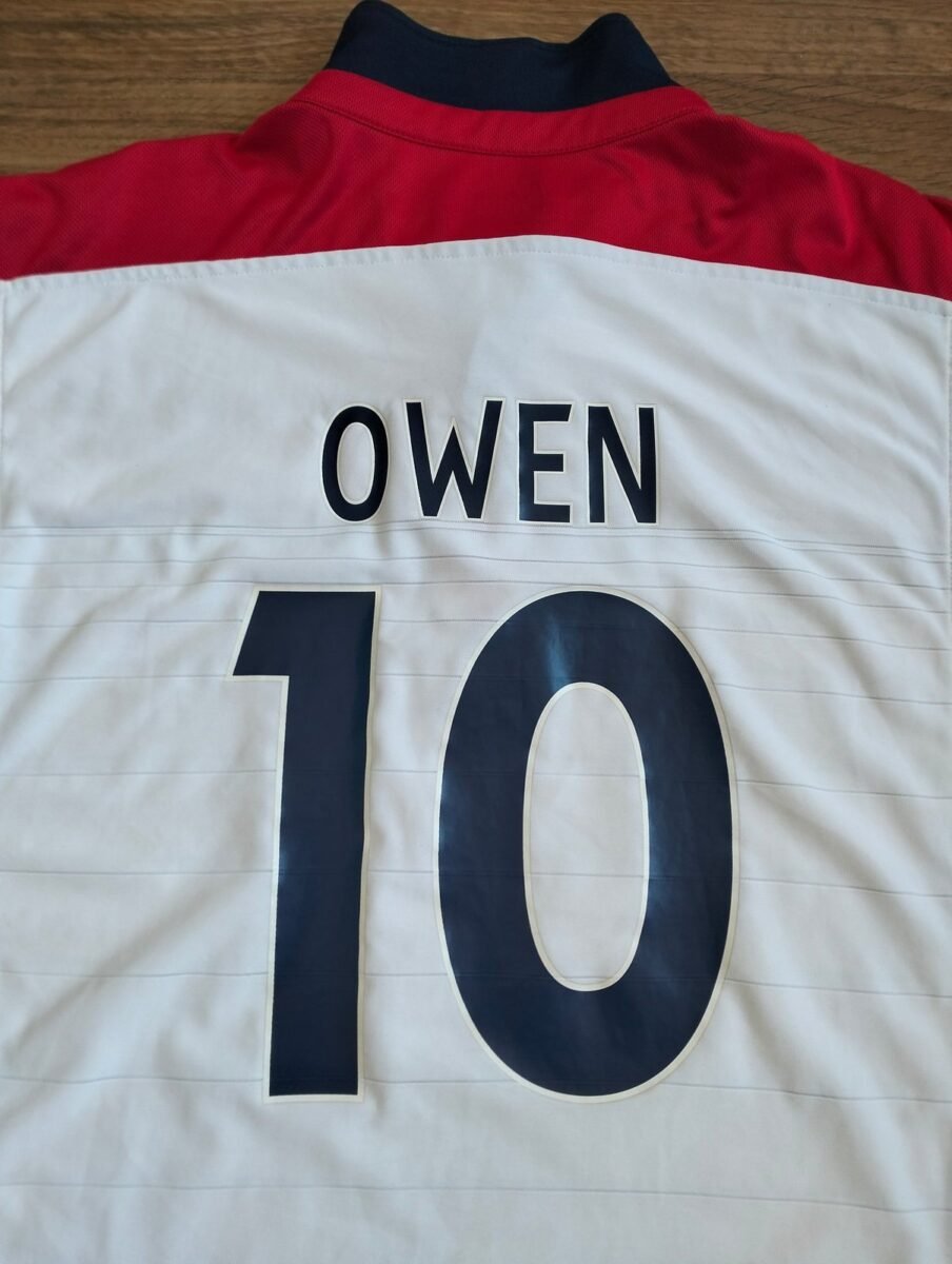 Koszulka reprezentacji Anglii 2003-2005 domowa Umbro - Michael Owen, zbliżenie na detale i metki 1