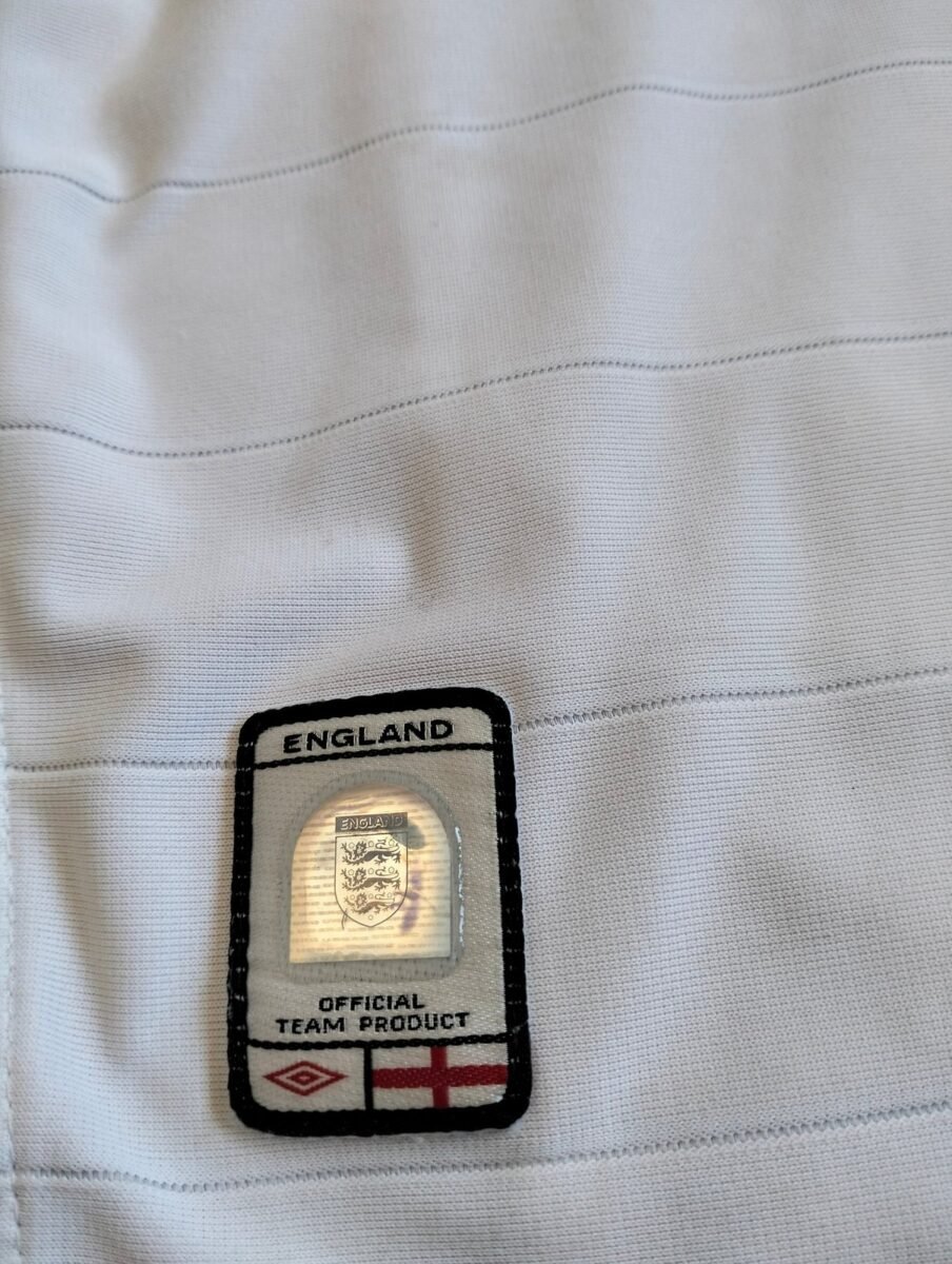 Koszulka reprezentacji Anglii 2003-2005 domowa Umbro - Michael Owen, zbliżenie na detale i metki 3