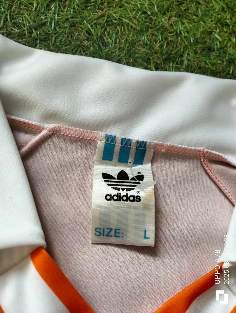 Koszulka reprezentacji Holandii 1990-1992 domowa Adidas, zbliżenie na detale i metki 1
