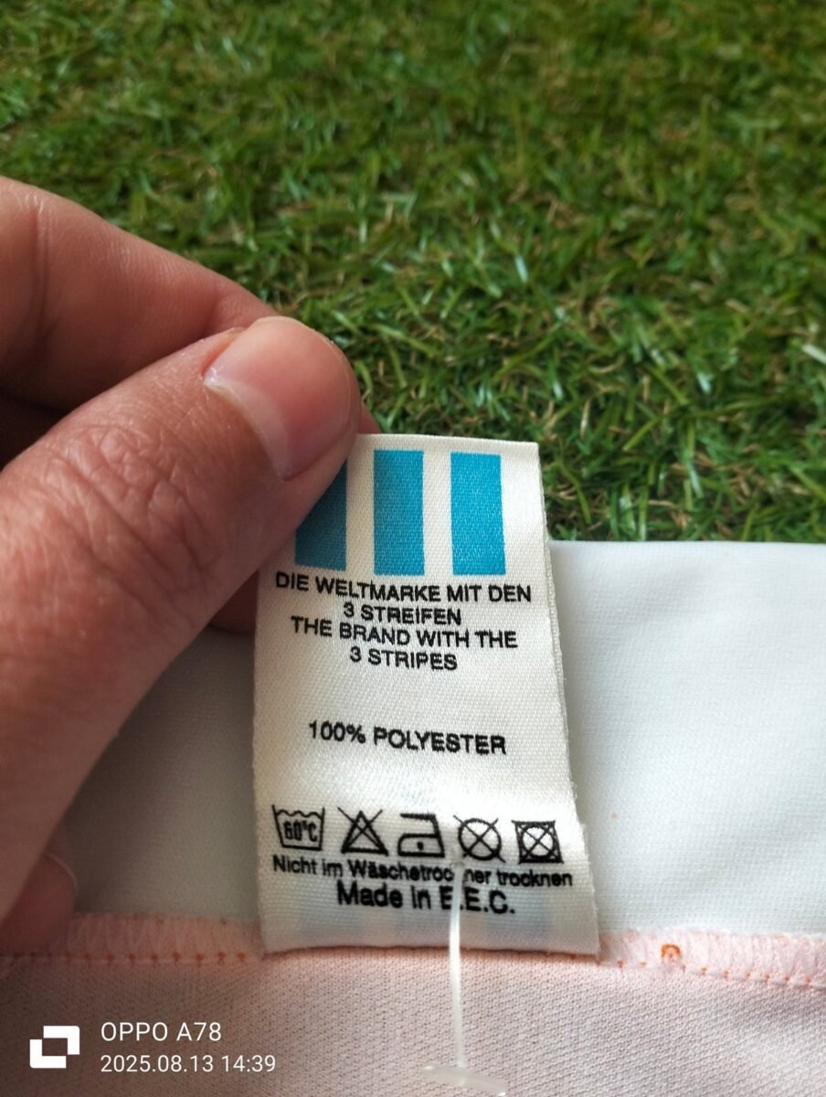 Koszulka reprezentacji Holandii 1990-1992 domowa Adidas, zbliżenie na detale i metki 2