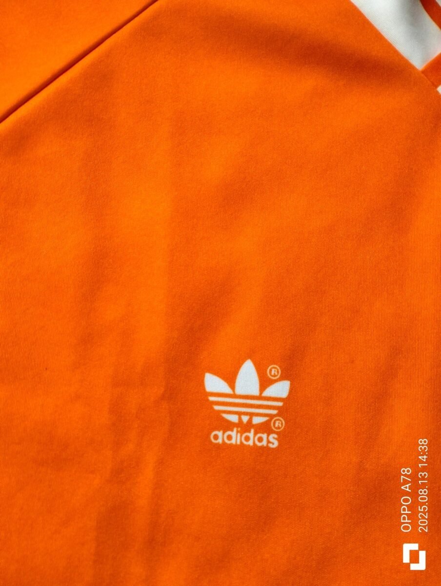 Koszulka reprezentacji Holandii 1990-1992 domowa Adidas, zbliżenie na detale i metki 3