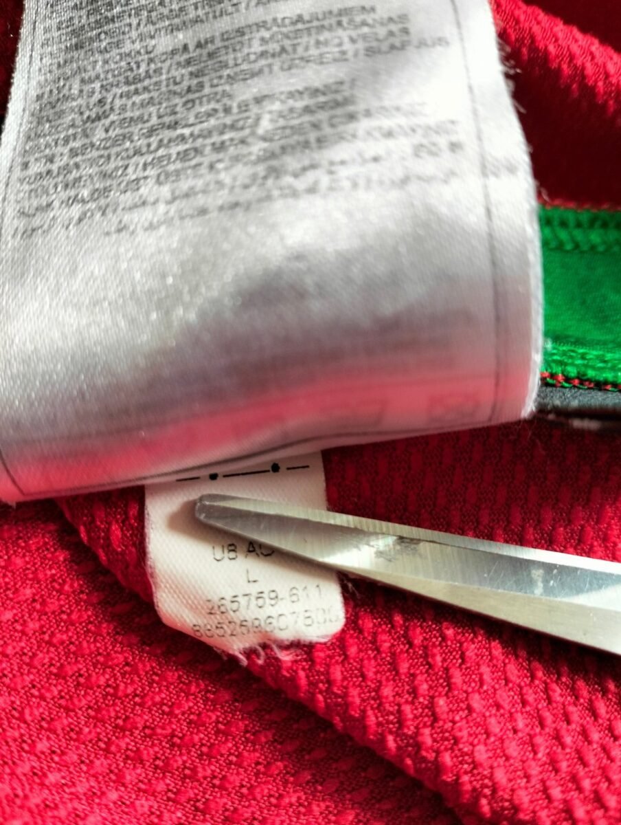 Koszulka reprezentacji Portugalii 2008-2010 domowa Nike, zbliżenie na detale i metki 1