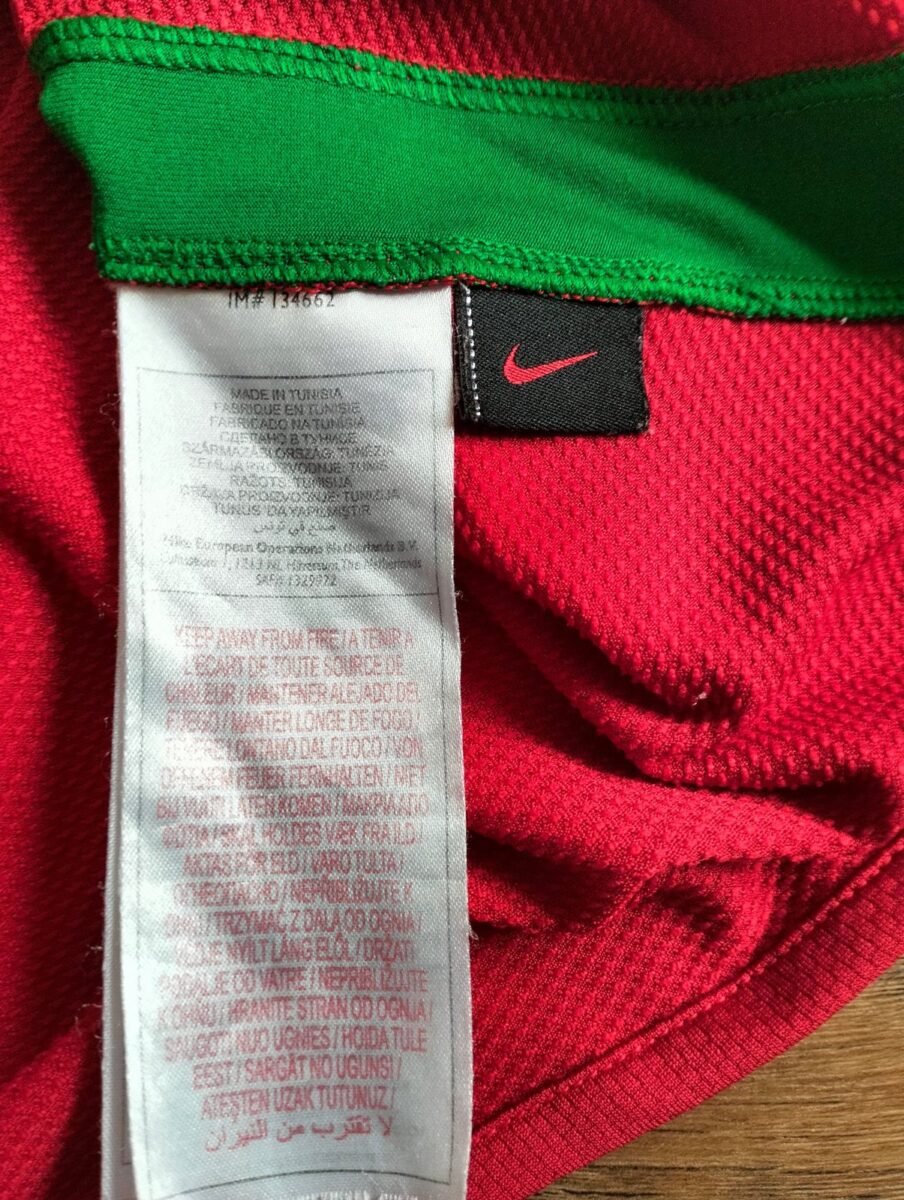 Koszulka reprezentacji Portugalii 2008-2010 domowa Nike, zbliżenie na detale i metki 2