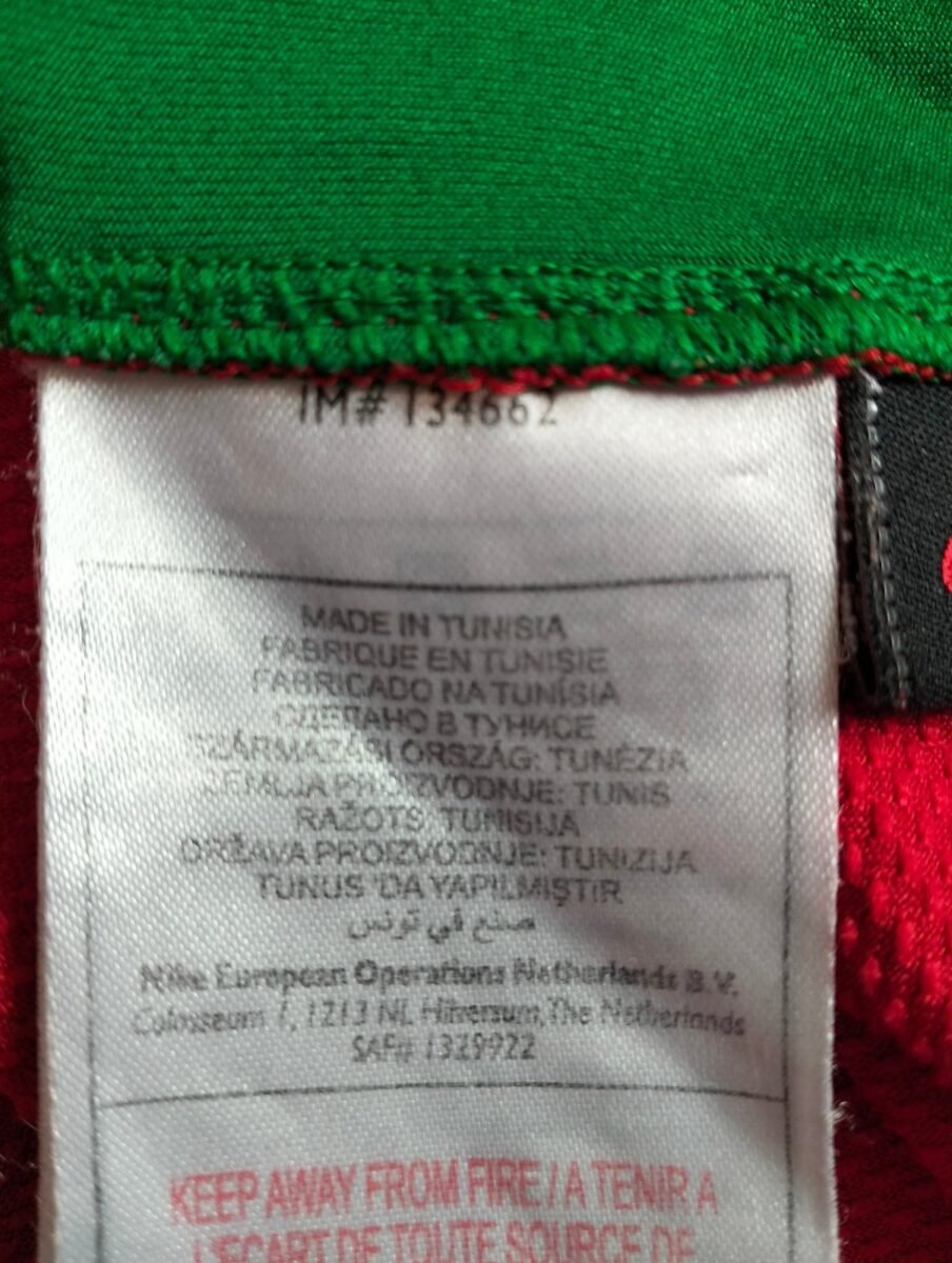 Koszulka reprezentacji Portugalii 2008-2010 domowa Nike, zbliżenie na detale i metki 3