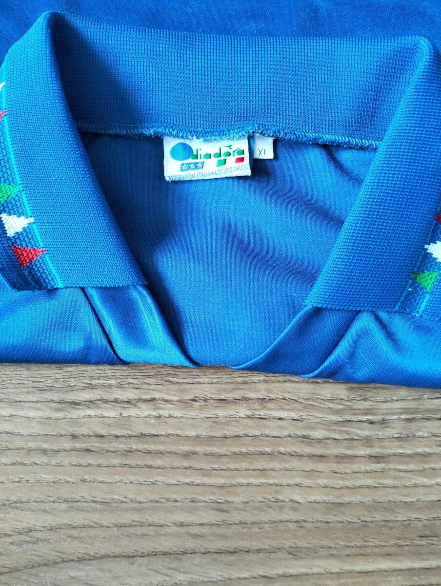 Koszulka reprezentacji Włoch 1992/93 domowa Diadora, zbliżenie na detale i metki 1