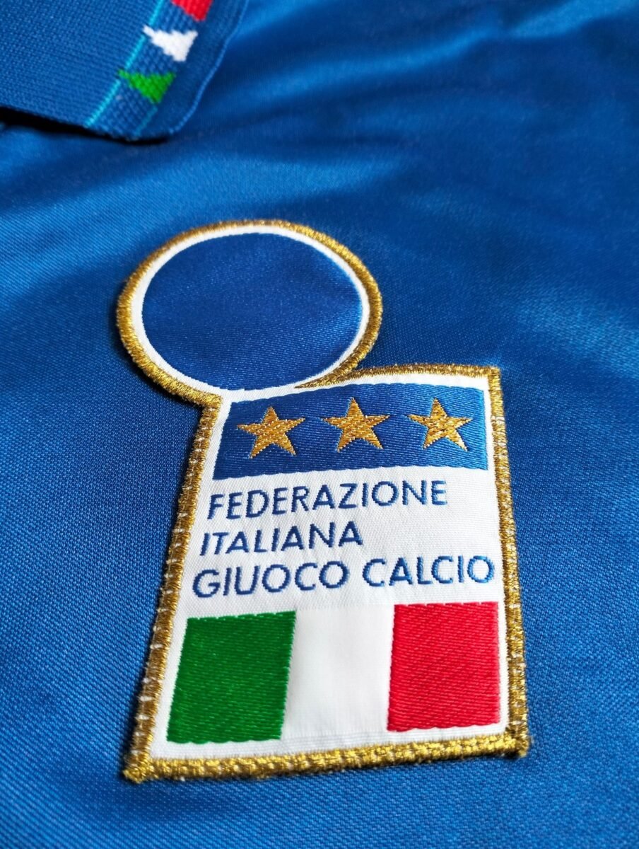 Koszulka reprezentacji Włoch 1992/93 domowa Diadora, zbliżenie na detale i metki 3