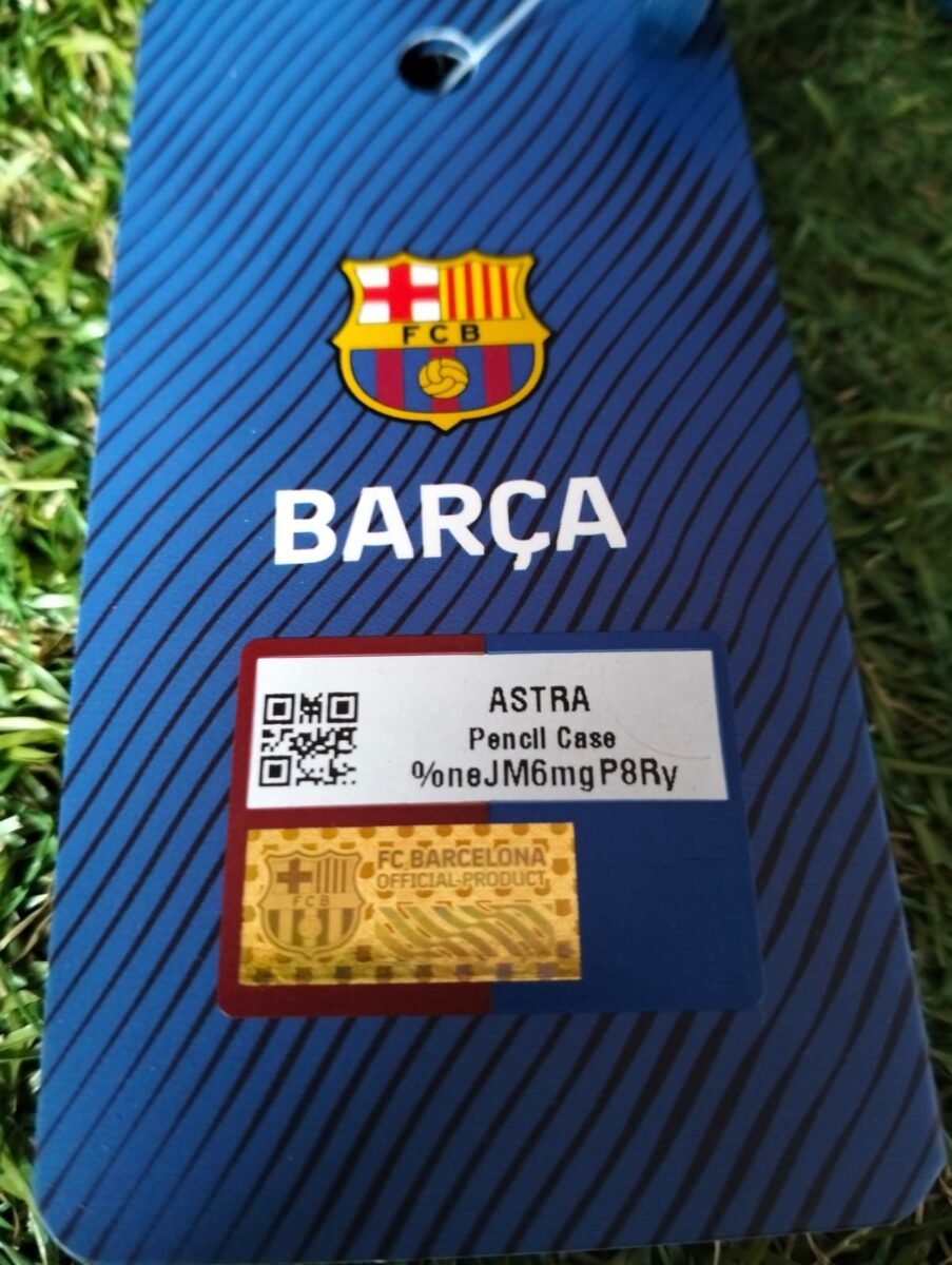 Piórnik FC Barcelona Astra, zbliżenie na detale i metki 2