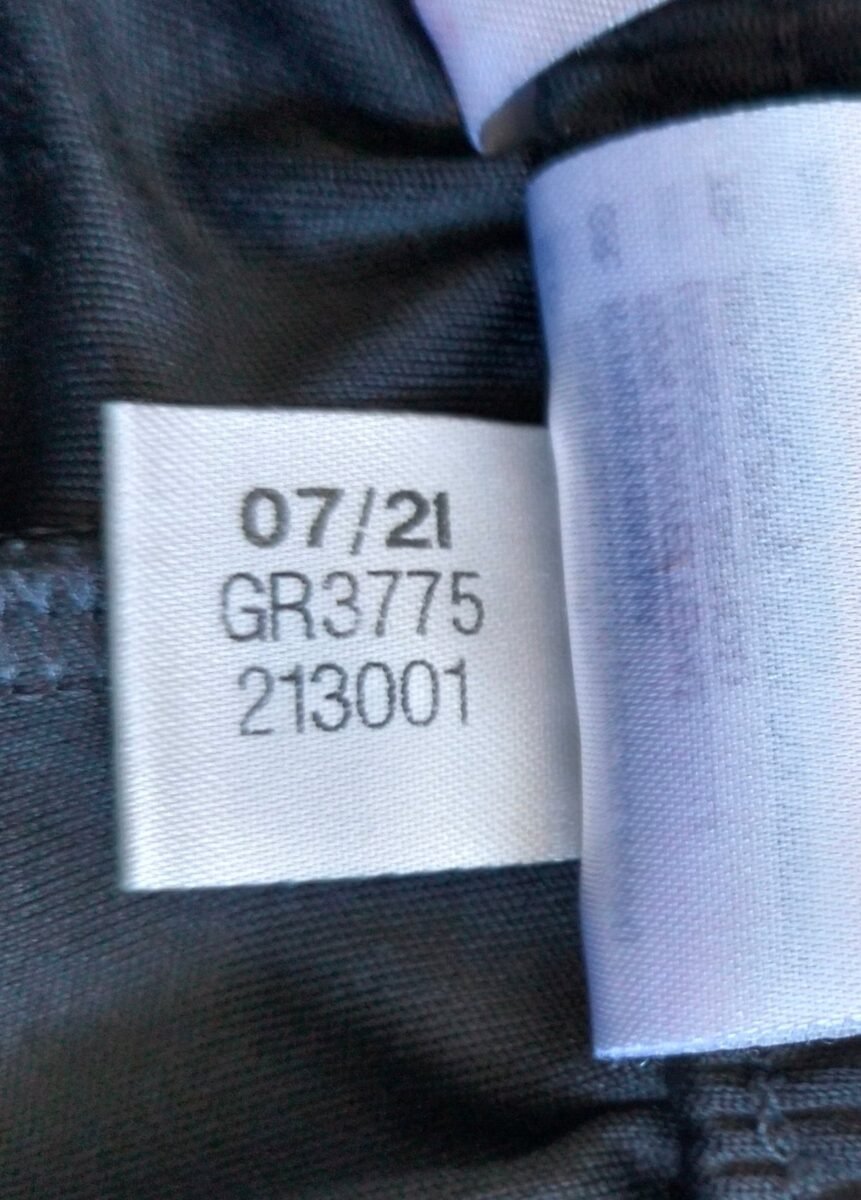 Spodenki dziecięce Manchester United Adidas (104 cm), zbliżenie na detale i metki 1