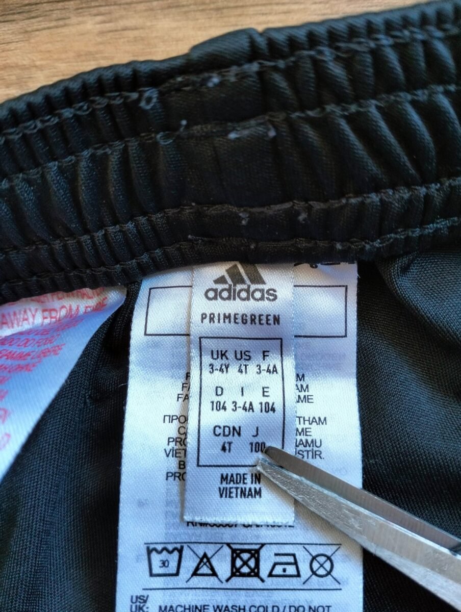 Spodenki dziecięce Manchester United Adidas (104 cm), zbliżenie na detale i metki 3