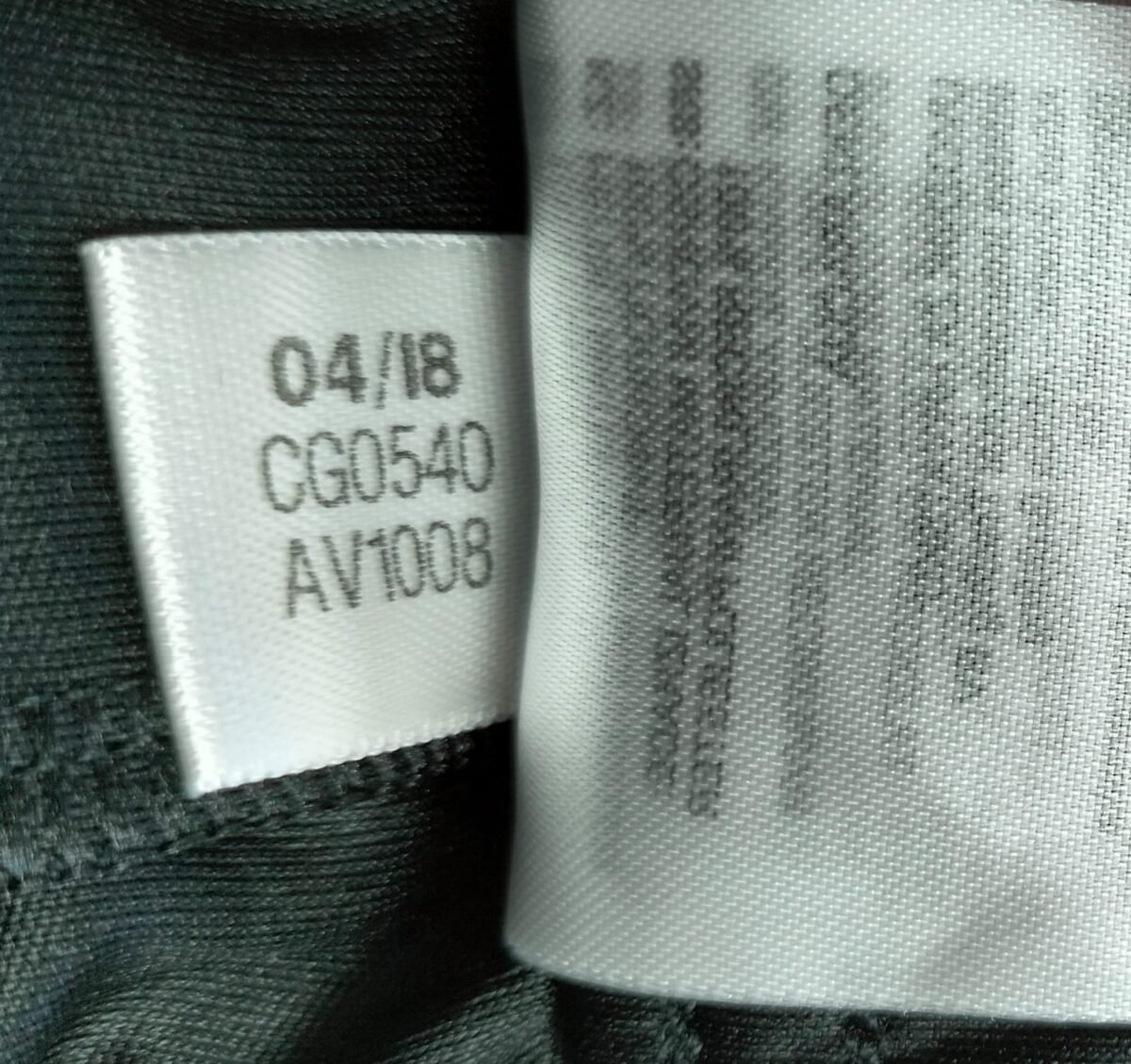 Spodenki dziecięce Real Madryt Adidas, zbliżenie na detale i metki 1