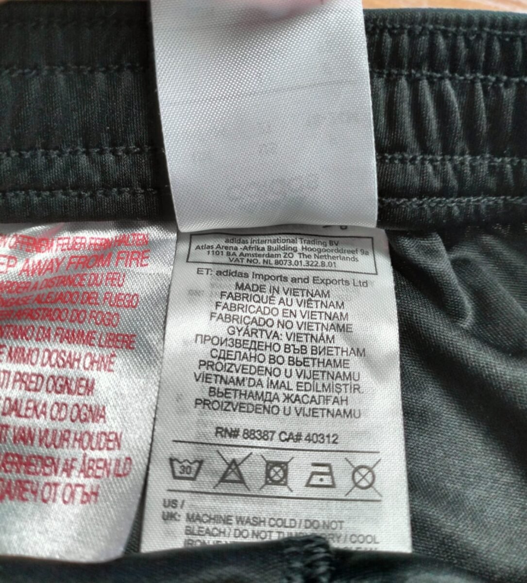 Spodenki dziecięce Real Madryt Adidas, zbliżenie na detale i metki 4