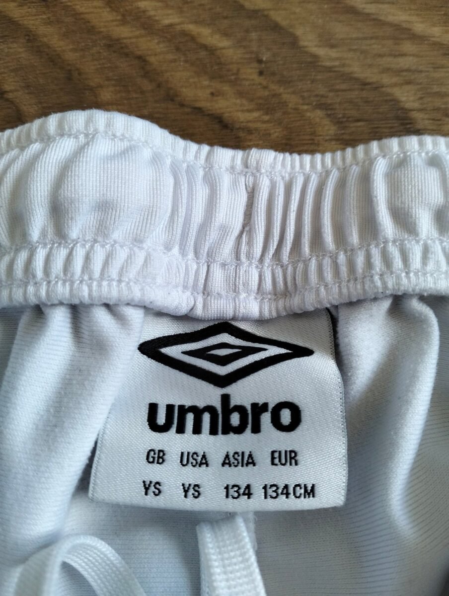 Spodenki dziecięce West Ham United Umbro (134 cm), zbliżenie na detale i metki 1