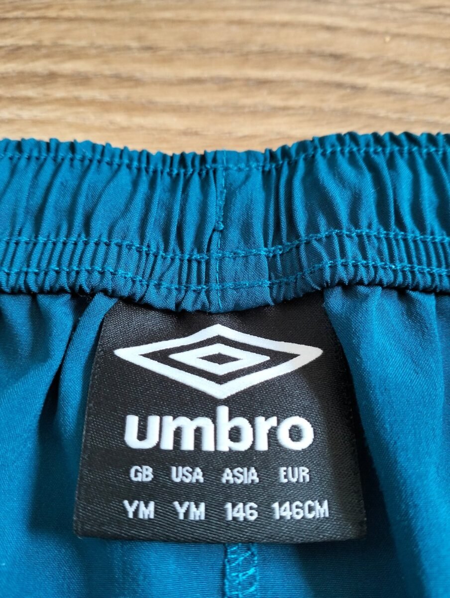 Spodenki dziecięce West Ham United Umbro (146 cm), zbliżenie na detale i metki 1