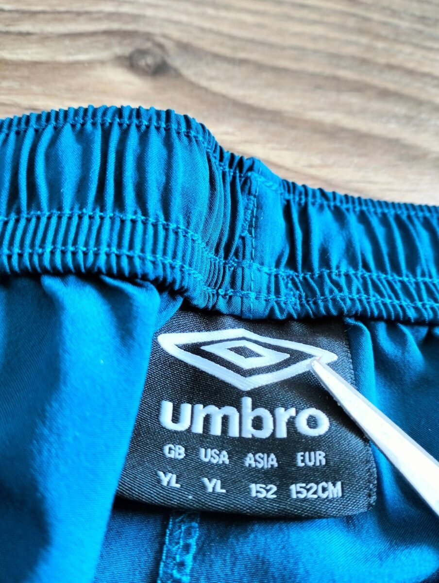 Spodenki dziecięce West Ham United Umbro (152 cm), zbliżenie na detale i metki 1