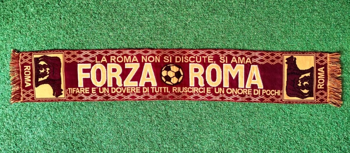 Szalik AS Roma, zbliżenie na detale i metki 1